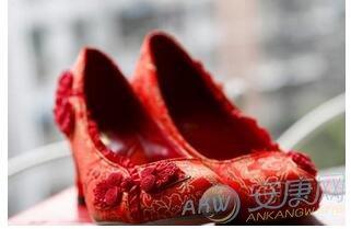 红鞋子在梦中,意味着对于自己的一些东西的执着.也许是感情,名誉等等.