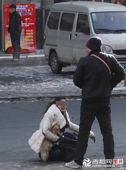 长春街头男子暴打女子 路人旁观(高清组图)