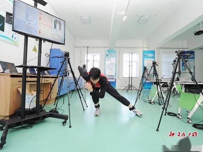 运动员在东北师范大学冰雪运动科学实验室进行测试. 刘栋 摄