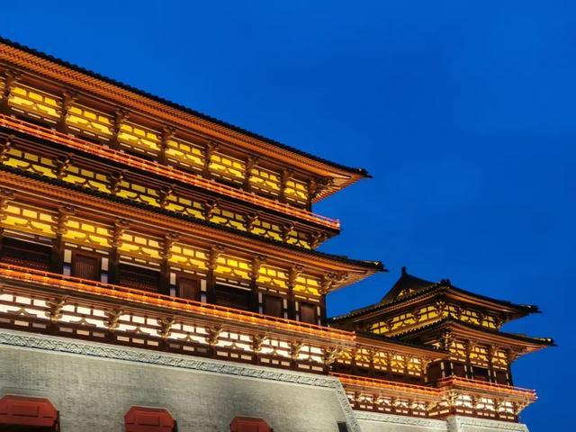 在紫微城的正南门, 建有崇楼五座,似五只凤凰,故称
