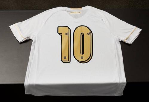 球衣的背后,俱乐部专属号码被设计成具有复古风格的金色字体.