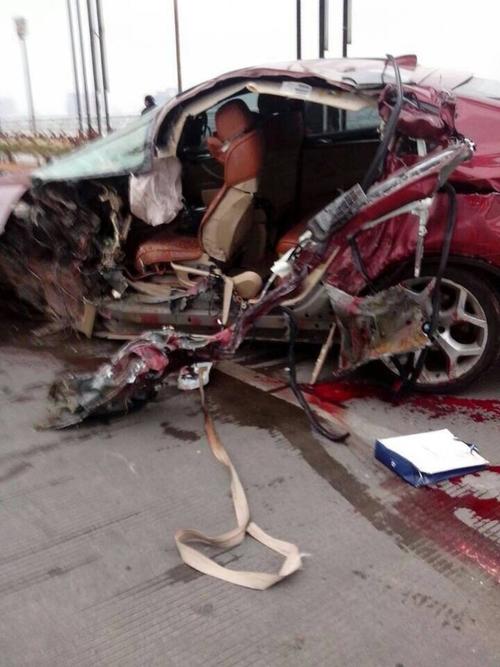 江西吉安:宝马x6与公交车相撞致2死2伤|交警|车祸_凤凰资讯
