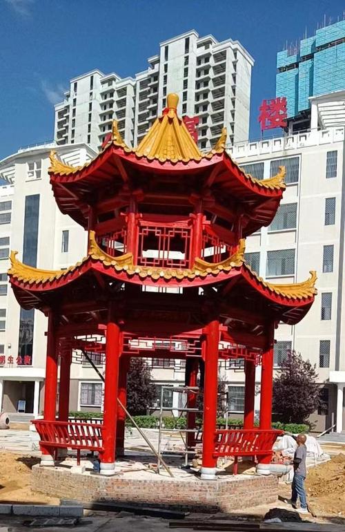 艳丽的中国红色,搭配琉璃瓦屋面,八角双层亭子,在配上文化宣传廊架