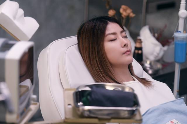 《冷淡》mv以一个爱情治疗室作为主题,陈慧琳饰演一名受过情伤的病人