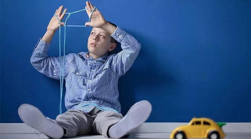 从学校到家里,普通孩子脑海中能记住很多条路线,自闭症孩子却只会选择