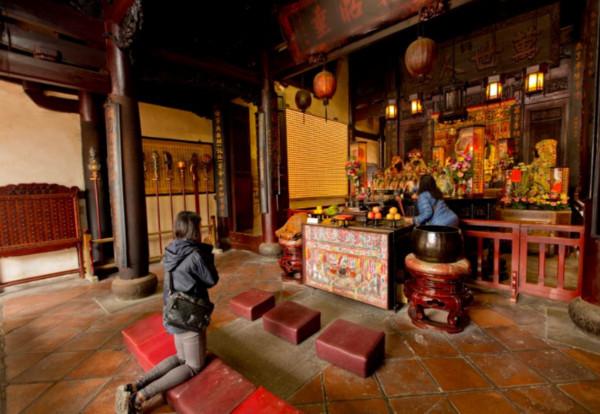 台南月老庙众多,总是吸引许多旅客朝圣求好姻缘.