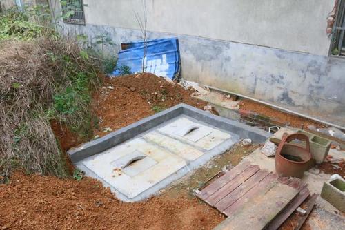 农户家屋外的一体化三格化粪池建成.图片来源:湘潭日报社全媒体