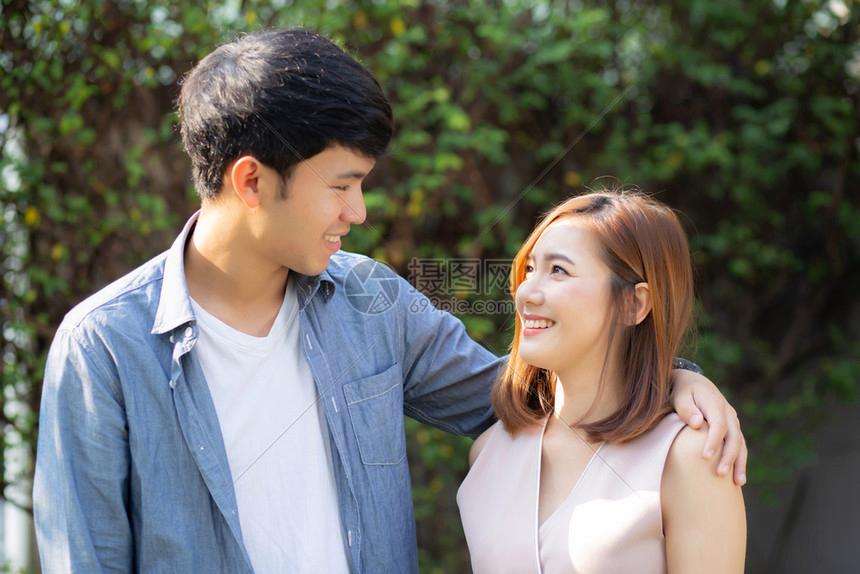 的眼睛微笑着快乐的年轻亚洲男女关系爱情约会夫妻感侣和生活方式概念
