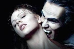 吸血鬼闯入女子家中咬住她的脖子结局很震惊