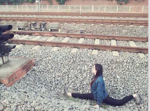 这两名女士在铁轨旁劈腿拍照,火车即将开来,她们却并没有意识到.