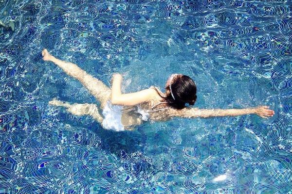 梦见水是什么意思 女人梦到在水里游泳有什么预兆