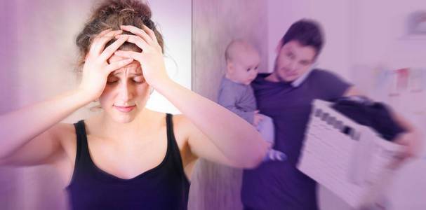 质量保证患有产后抑郁症的母亲摇摇着尖叫着她的孩子患有产后抑郁症的