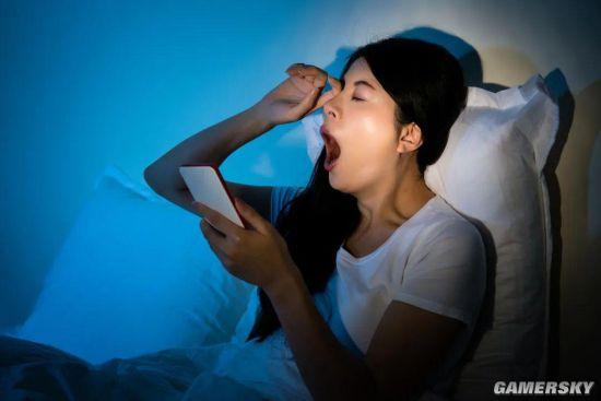 专家睡前长时间玩手机可能会增加患抑郁症几率