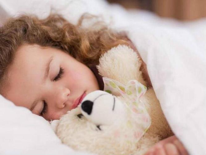 通常表现在入睡难和早上醒来特别早,当然儿童失眠包括一切不能健康