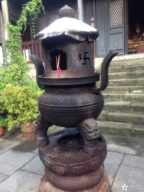 上面的香炉是大明永乐十四年铸造.