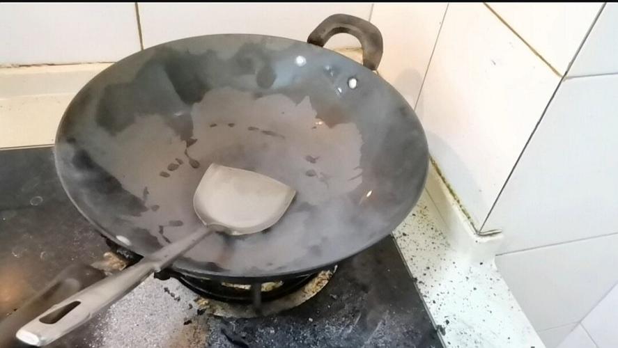 炒锅铁锅用久了又脏又粘锅只需简单处理旧锅秒变不粘锅
