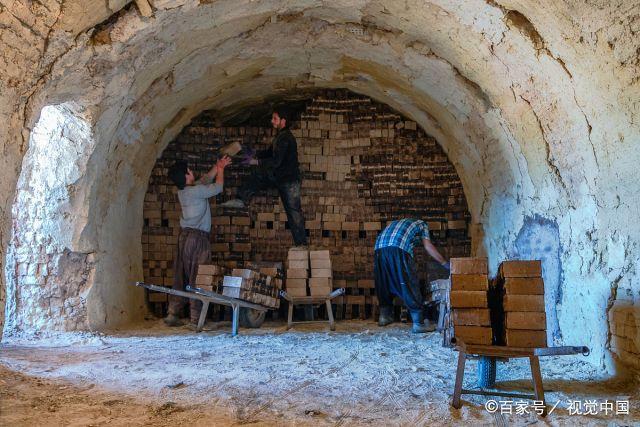 这是在位于伊朗伊斯法罕的砖窑厂,成千上万块粘土砖被整齐地码在一起