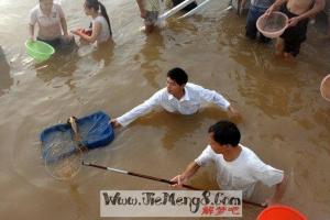 梦见别人捞鱼梦见别人抓了很多鱼