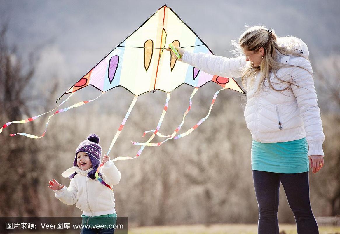 怀孕的母女带着风筝