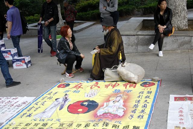 女子经常遭受到家暴,算命先生却说,这是你命该如此