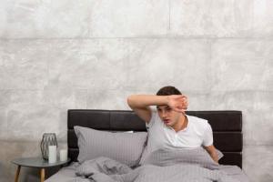 睡觉时总是满头大汗,可能4种行为是祸源