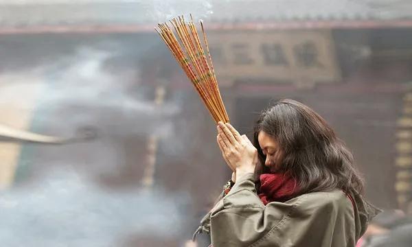 而这些习俗传统,有些直到现在还是仍旧被人们所遵守使用.