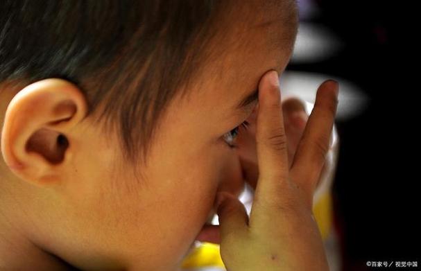 重庆儿童医院:孤独症孩子早期有哪些表现?