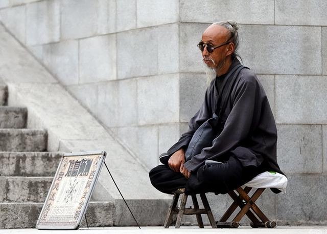 他从小就盲了,十几岁开始学习卜卦算命,拜过一个很牛的师父,弄得很