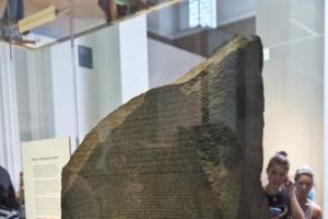 大英博物馆的镇馆之宝——罗塞塔石碑