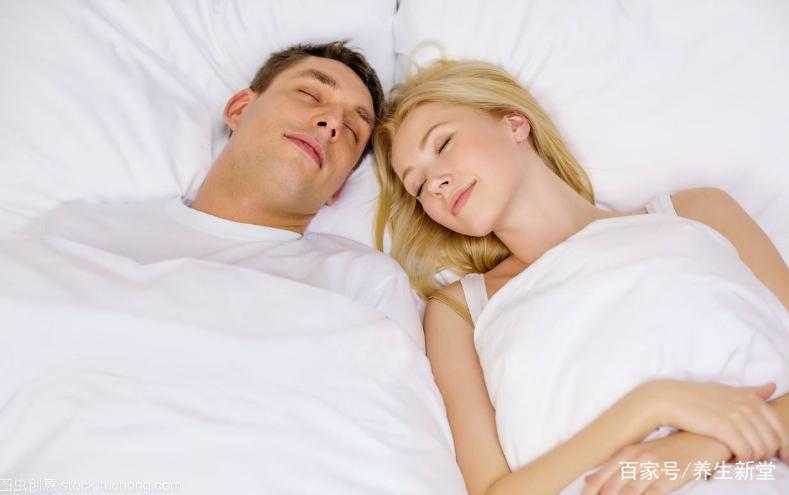 夫妻晚上睡觉时,男人有这三种表现,说明他别有动机,别不信