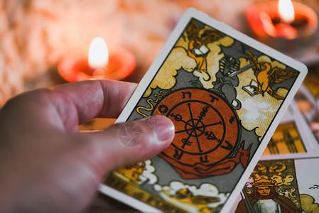 六爻占卜塔罗手持牌手用烛光背景阅读魔法精神血管镜和棕榈阅读算命员