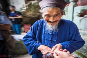 梦见一个女人给我算卦指点对于世间流传的看八字算命