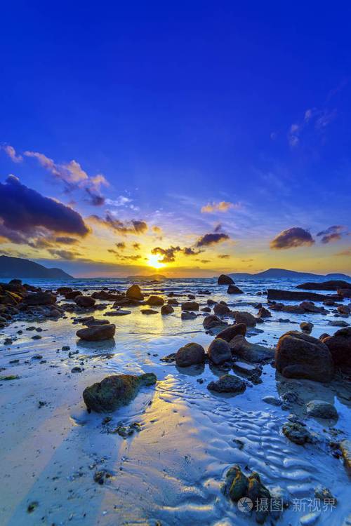 泰国罗海滩普吉岛日出期间美丽的云和天的颜色