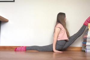 女孩演绎完美的劈腿动作练瑜伽的你能做几个