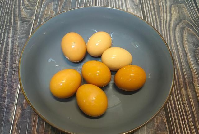 煮鸡蛋时间短了蛋黄不熟时间长了蛋黄发青