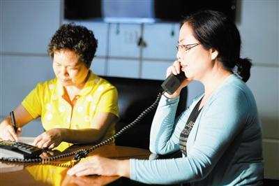 图为专业心理咨询师在通过热线电话为市民提供心理帮助.