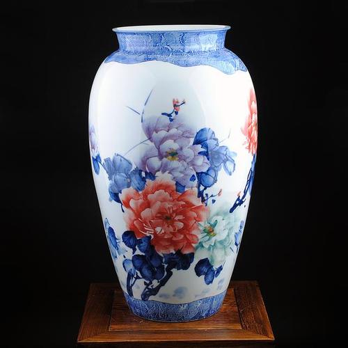 景德镇陶瓷器花瓶的摆件,这是名家大师的手绘牡丹花的花瓶,寓意是花开