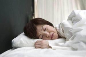 更年期女性失眠,睡眠不足,健康状况堪忧,5个动作消除你的后顾之忧
