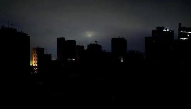 东北多地停电限电,整个城市一片漆黑,极大影响了居民的日常生活.