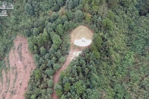 航拍广西土豪的祖坟地处山腰占地气势不凡看地形是风水宝地吗