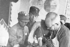1938年9月,山西五台县松岩口村白求恩模范医院,白求恩做手术. 沙飞 摄