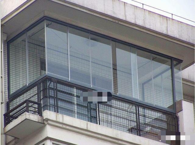 封阳台的时候,有钱人都会选择用它来代替传统玻璃窗,美观又省钱|阳台|