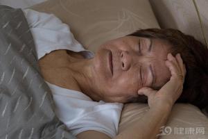 老人长期失眠易导致心理障碍诱发内分泌失调老人家半夜醒来睡不着
