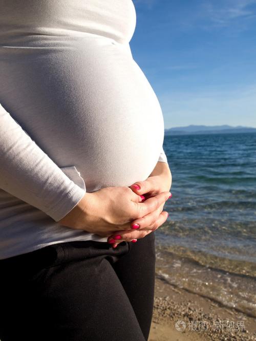 在海滩上举行的孕妇肚子