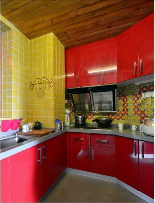 鲜艳的红色橱柜门,和橙色的墙砖,搭配出活泼的气氛.