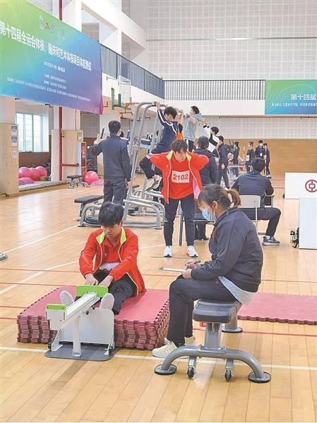 体能测试在都江堰市四川香港马会奥林匹克运动学校举行,参加测试的41