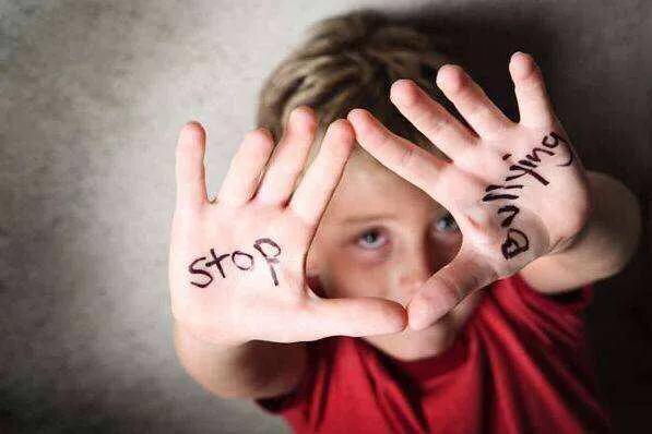 遭受过霸凌的孩子通常会精神压抑,不愿意上学,害怕面对欺负过他的人