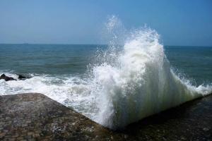 大海为何会潮涨潮落涨潮的海水从哪来退潮的海水又回哪去了