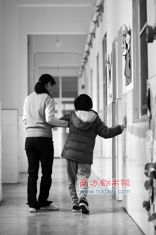 深圳上万自闭症儿童上学难发病率越来越高