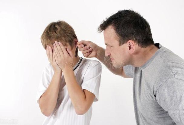 期男孩的父母来说,常常对孩子的叛逆行为感觉特别头疼,管教起来也特别